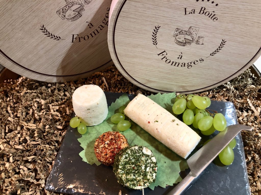 Crottins frais, bûches et tomme de chèvre de la ferme du erré